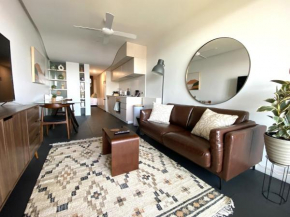 Stylish Central Lake View Apartment, Canberra
